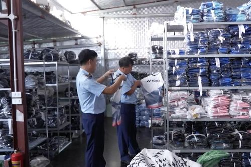 Triệt phá cơ sở sản xuất quần áo thể thao giả mạo nhãn hiệu
