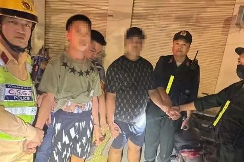 Hai đối tượng mang dao, vỏ chai bia để phòng thân