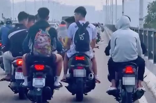 CSGT xử lý nhóm thanh niên dàn hàng ngang xe máy trên cầu Vĩnh Tuy