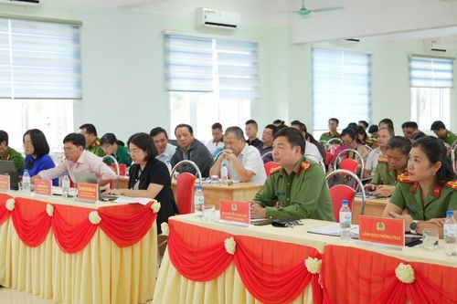 Giám đốc Công an tỉnh Nguyễn Quang Vinh dự hội nghị 'Công an lắng nghe ý kiến nhân dân' tại phường Nùng Trí Cao