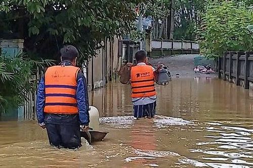 VNPT thắp sáng những cuộc gọi bình an trong mưa lũ