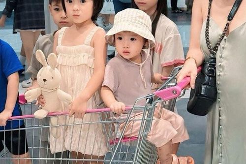 Xem bảng lương giúp việc chăm con thời nay, mẹ Việt 6 con đố ông chồng nào dám nói 'vợ ở nhà nuôi con là ăn bám'