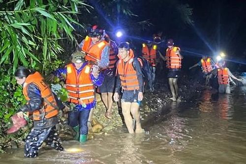 Công an Quảng Trị cứu 6 người mắc kẹt, cô lập hai ngày do lũ dữ