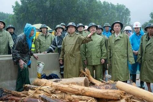 Lực lượng Công an tiếp tục giúp người dân trong mưa, lũ lịch sử