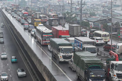 Hà Nội mịt mờ trong mưa lạnh, đường phố ùn tắc đến gần trưa
