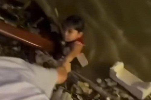 Đà Nẵng: Thót tim cảnh giải cứu bé trai bám tấm gỗ mục dạt vào chân cầu Rồng