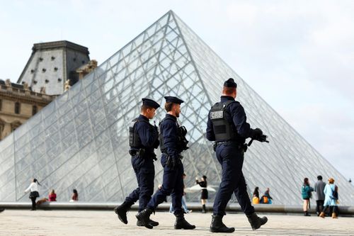 Pháp bắt thêm nhiều nghi phạm trong vụ trộm bảo tàng Louvre