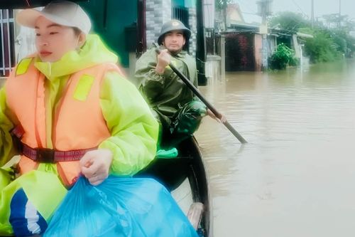 Những chuyến ghe nghĩa tình giữa cơn lũ lịch sử