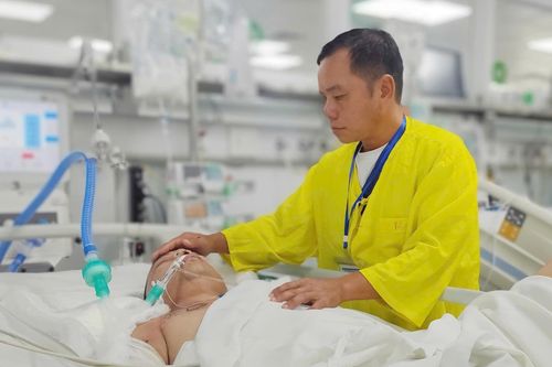 Cha nghèo ôm cuốn sổ nợ dày đặc con số bên giường bệnh con trai nguy kịch
