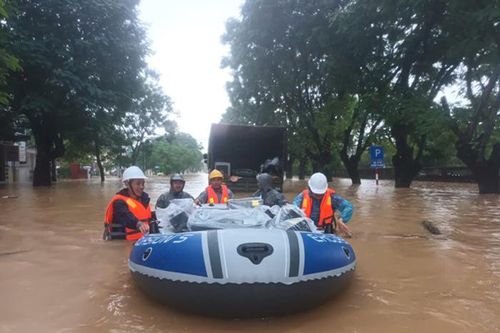 Các nhà mạng 'căng mình' kết nối những cuộc gọi bình an trong mưa lũ