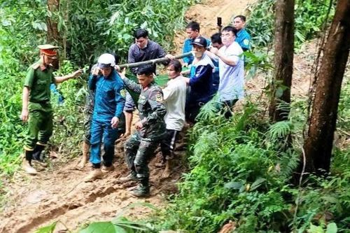 Băng rừng, khiêng thai phụ vượt quãng đường sạt lở đi cấp cứu