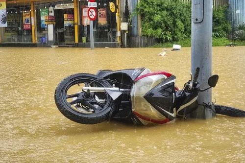 Xe máy, ô tô ngổn ngang trong bùn đất sau trận lũ lịch sử ở Huế