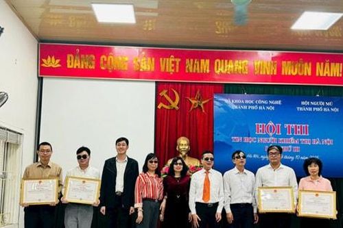 Trao giải các thí sinh xuất sắc tại Hội thi Tin học dành cho người mù Hà Nội