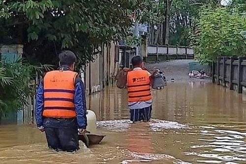 Ba nhà mạng ứng phó khẩn cấp với mưa lũ miền Trung