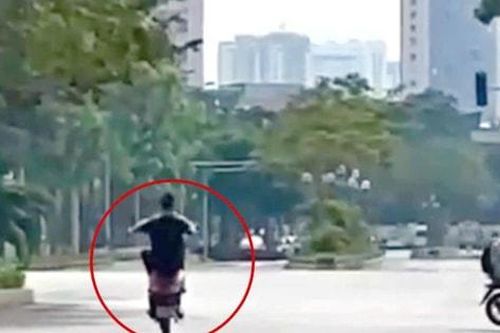 Hà Nội: Xử lý nam thanh niên 'bốc đầu' xe máy trên phố