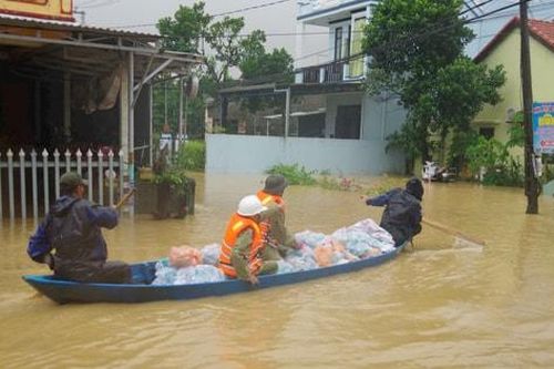Vùng 3 Hải quân huy động 200 cán bộ, chiến sĩ giúp dân tránh lũ