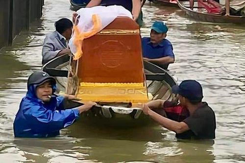 Xúc động hình ảnh người dân lội lũ di quan cụ ông chờ an táng