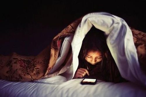 Đánh đổi: Người trẻ ngủ 4 tiếng, chạy đua deadline và lướt TikTok đến 2 giờ sáng