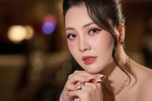 Á hậu Thụy Vân sinh con gái ở tuổi 39