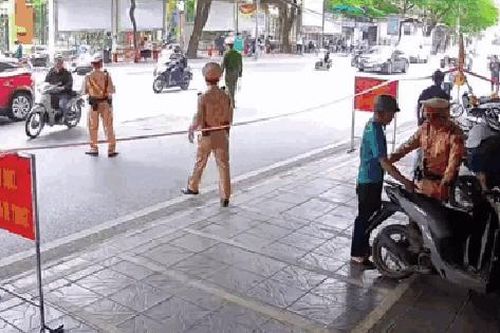 Hà Nội: Giấu 'hàng trắng' trong túi quần, nam thanh niên 'đứng hình' khi gặp CSGT