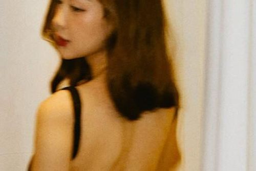 Nàng hậu cao 1m86 diện váy hai dây khoe lưng ong gây sốt trên mạng xã hội