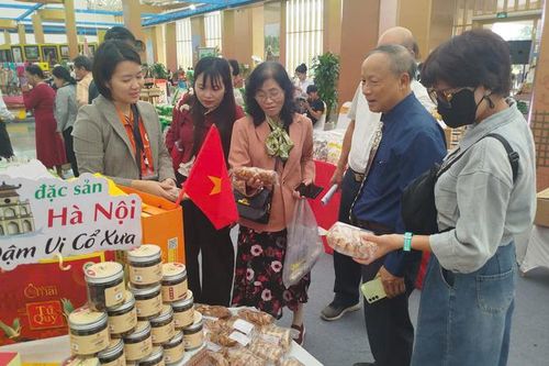 Hội chợ Mùa Thu năm 2025: Các gian hàng ẩm thực truyền thống hút khách, thu về doanh số 'khủng'