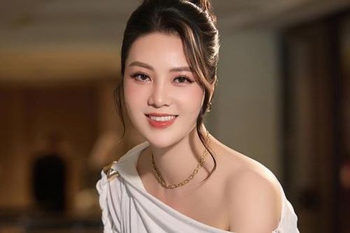 Sinh con thứ hai ở tuổi 39, Á hậu Thụy Vân sống viên mãn trong căn nhà sang trọng