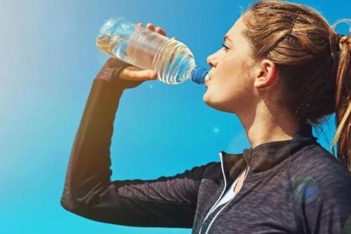 3 thói quen đơn giản để cung cấp đủ nước khi trời khô hanh
