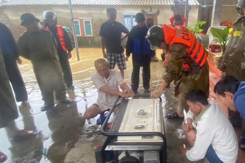 'Trạm sạc lưu động' hỗ trợ người dân nơi tâm lũ Huế