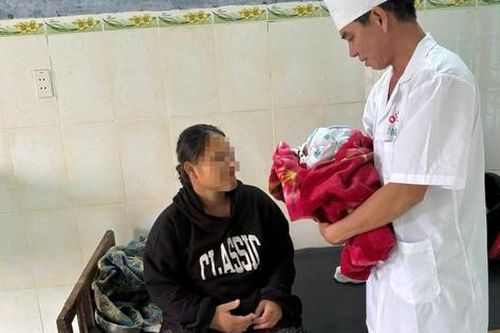 Quân y hỗ trợ thai phụ vùng biên khó sinh 'vượt cạn' khi mưa lũ chia cắt