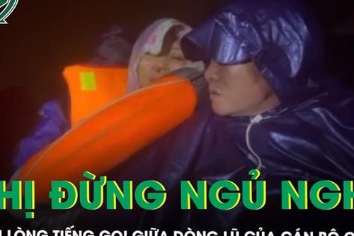 'Chị ơi cố lên, đừng ngủ nghe!' - Nghẹn lòng tiếng gọi giữa dòng lũ của chiến sĩ công an Huế