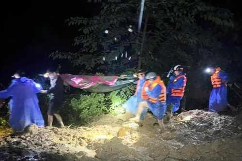Nghẹt thở hành trình 20km xuyên đêm khiêng 3 người bị thương ở Đà Nẵng đến bệnh viện