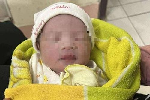Phát hiện cháu bé còn nguyên dây rốn trong căn nhà hoang