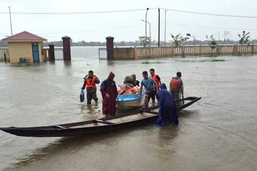 Đoàn cứu trợ may mắn thoát nạn khi lật ghe giữa đồng nước lũ