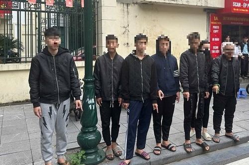 12 thanh thiếu niên rượt đuổi qua nhiều phố, chém nhau trong đêm