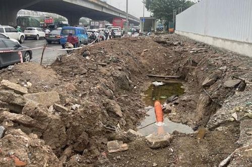 Hà Nội: Vỉa hè Nguyễn Xiển bị đào xới nham nhở, xuất hiện hố sâu nguy hiểm
