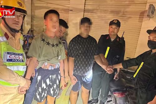 Tổ công tác Y24/141 phát hiện hai đối tượng mang theo dao và vỏ chai bia 'diễu phố'