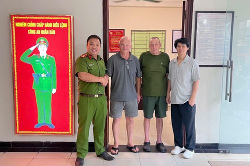 Công an phường Ba Đình hỗ trợ du khách nước ngoài tìm lại tài sản