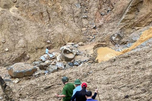 Quảng Ngãi: Hơn 100 người mở đường mòn tiếp tế 5 thôn bị cô lập