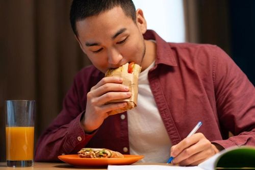 5 việc làm buổi sáng khiến thận nhanh 'xuống cấp'