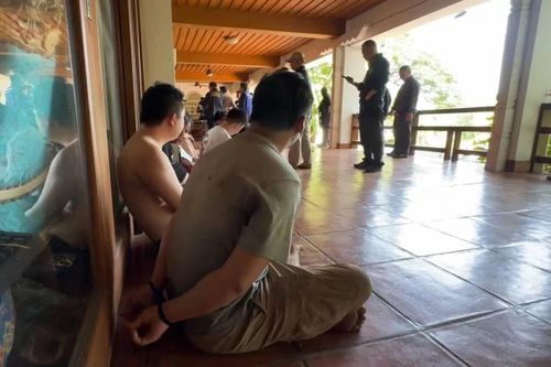 Bắt 20 nghi phạm lừa đảo Trung Quốc ở biệt thự xa hoa Chiang Mai