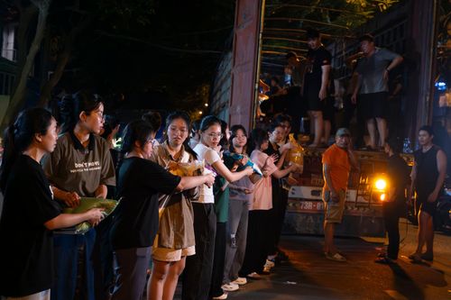Chuyến xe đêm chở 30 tấn hàng từ TP.HCM ra miền Trung cứu trợ vùng lũ