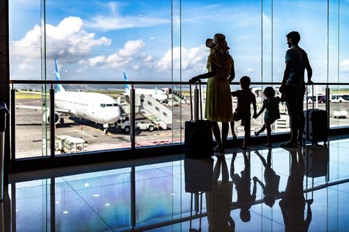 Chủ tịch đi tù, ca sĩ bị cắt chuyến vì trốn phí hành lý máy bay