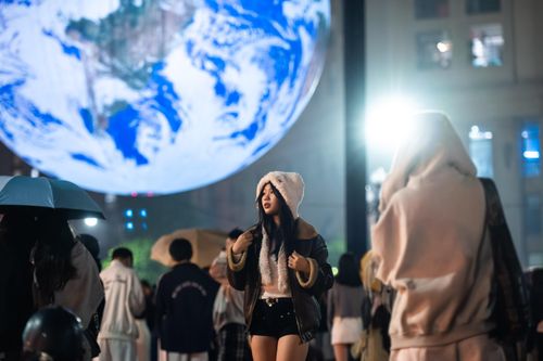 Đội mưa check-in mô hình Trái Đất khổng lồ bên Hồ Tây