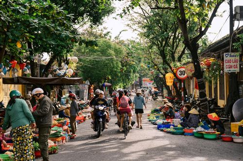 Chợ Hội An hôm qua ngập tới nóc, nay buôn bán tấp nập trở lại