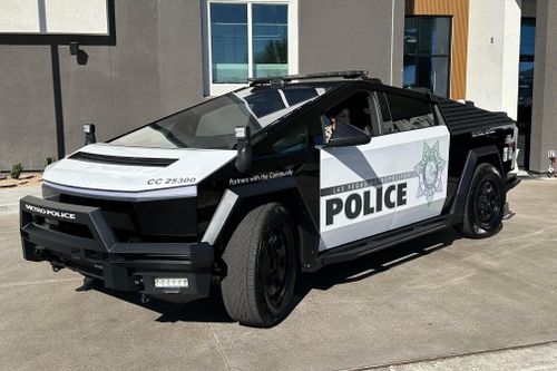 Elon Musk thích thú khi Tesla Cybertruck được làm xe cảnh sát
