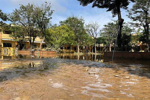 Những ngôi trường đóng dày bùn đất sau lũ tại Huế, Đà Nẵng