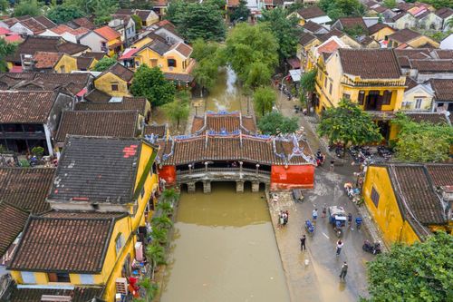 Khách Tây lại tấp nập trên phố phường Hội An