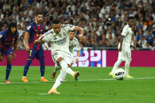 Cách Szczesny bắt bài phạt đền của Mbappe