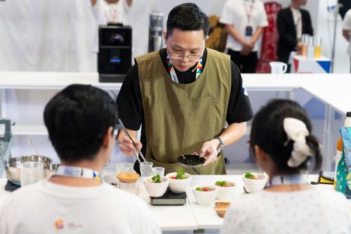 Lẩu gà lá é, bánh đa cua ở bán kết cuộc thi đồ uống không cồn